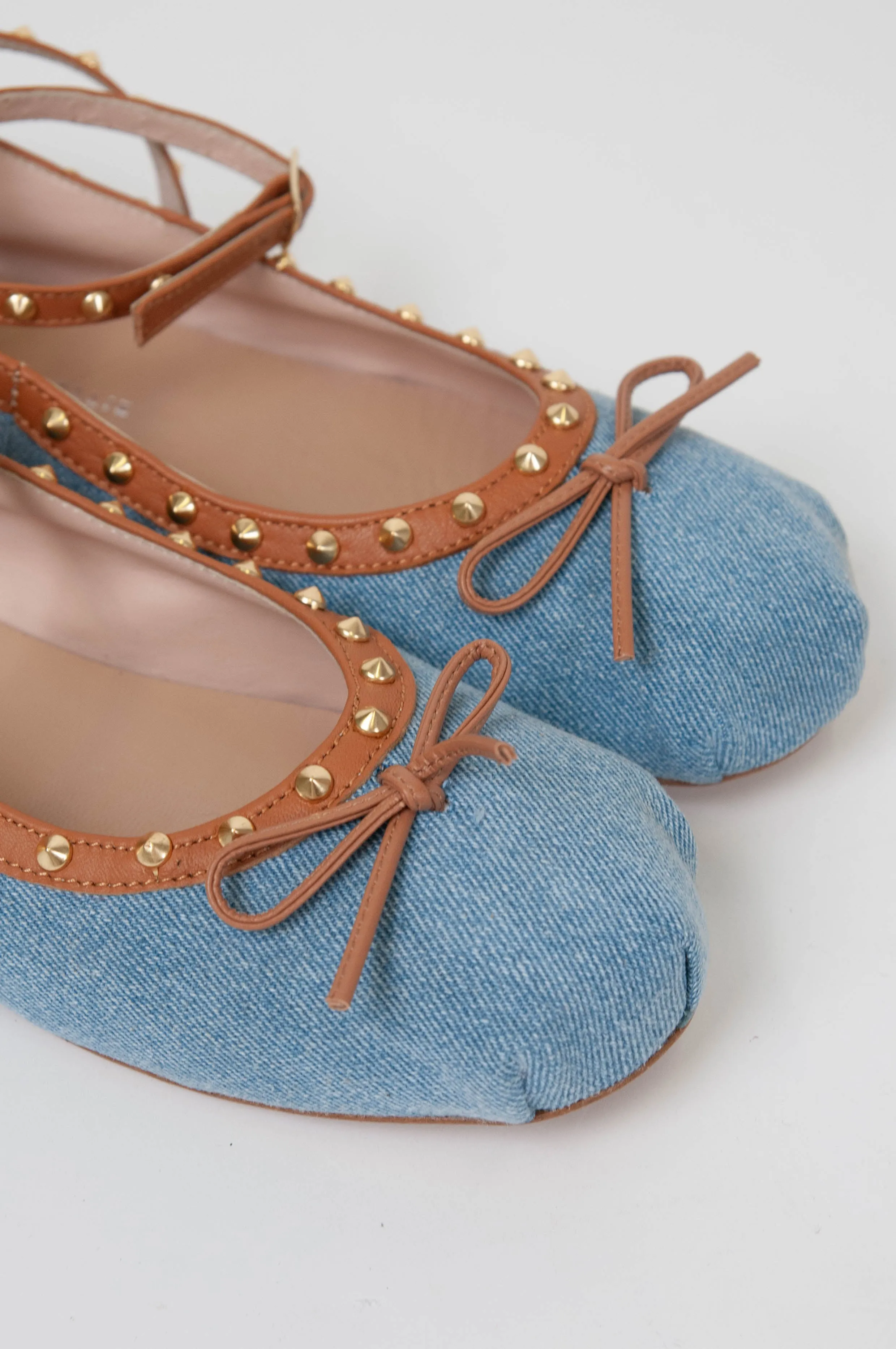 Divine Follie - Ballerina denim con profilo in pelle con borchie e cinturino