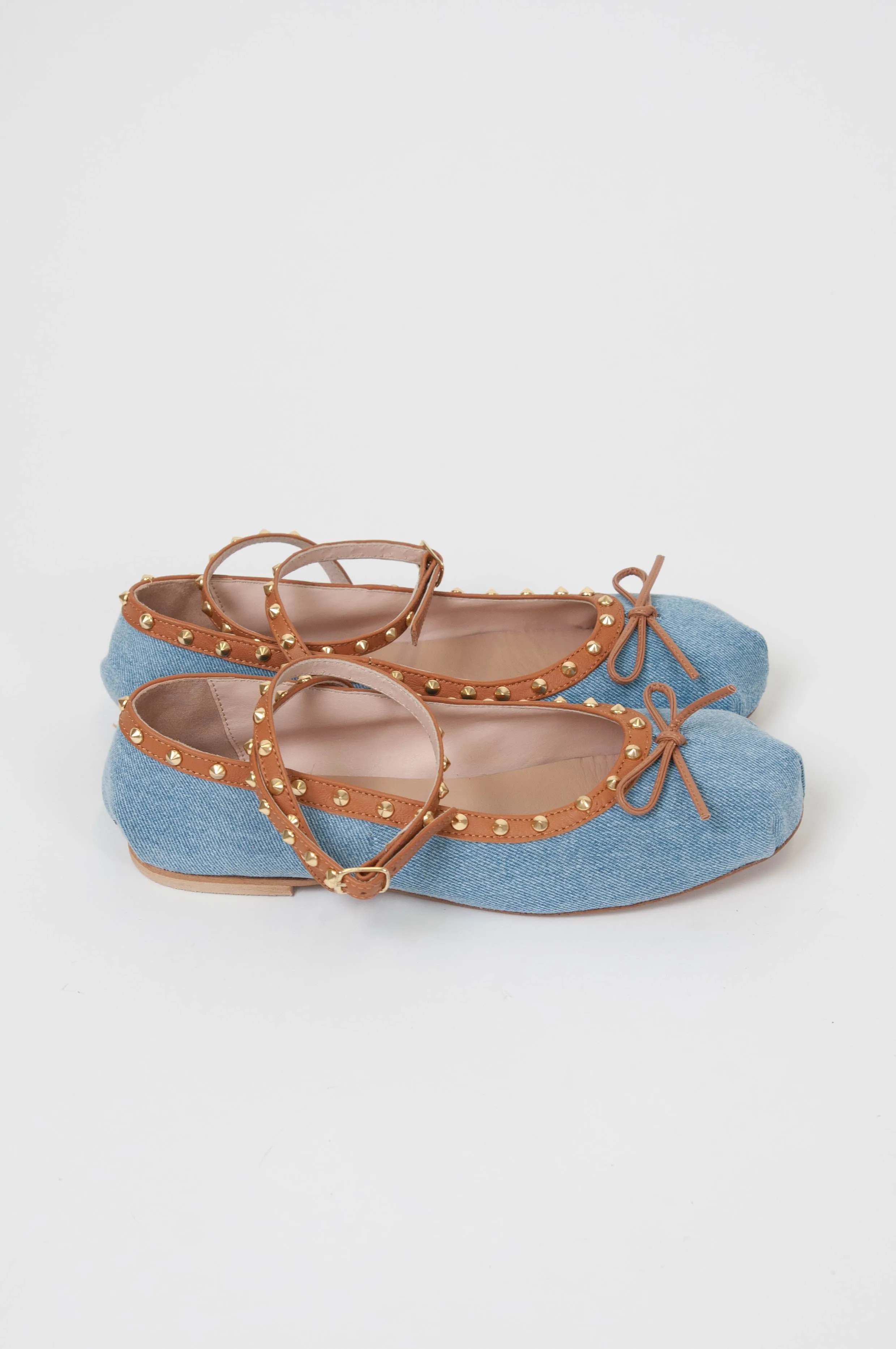 Divine Follie - Ballerina denim con profilo in pelle con borchie e cinturino