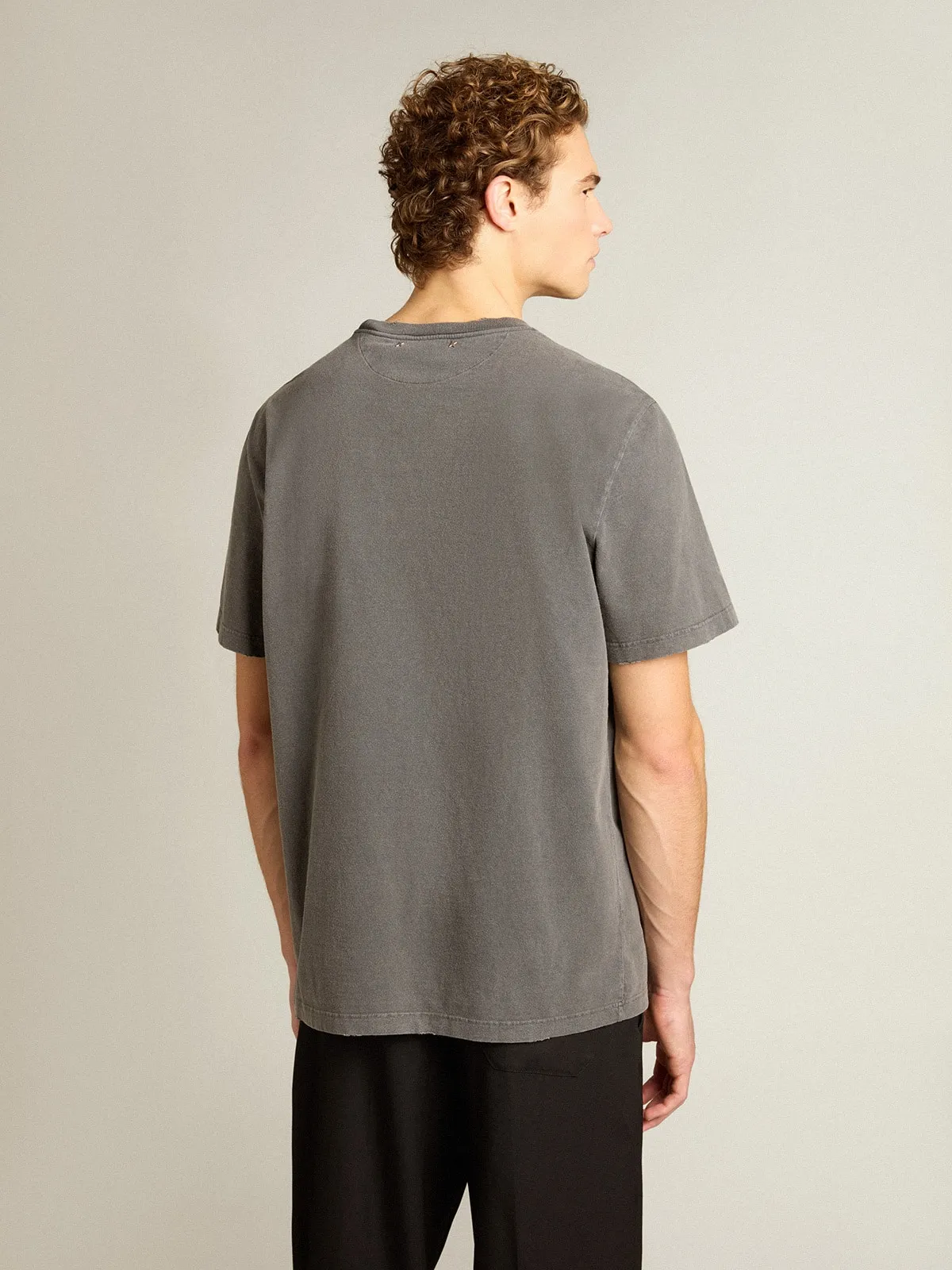 Men's anthracite gray T-shirt with distressed treatment